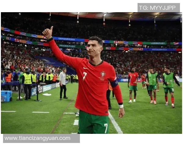 足球明星C罗精彩瞬间回顾与赛场传奇故事分享