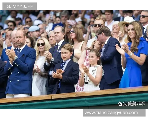 足球巨星化身街头路人惊喜现身引发球迷热议与欢呼