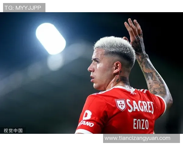 足球明星恩佐精彩瞬间挂图展示他的辉煌成就与球场魅力